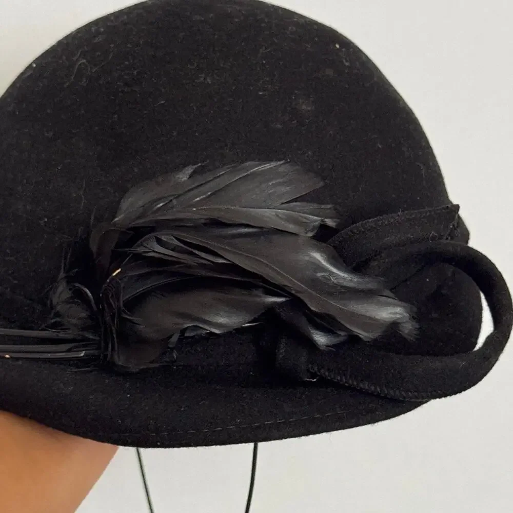 Vintage 1940s/50s womens wool hat with feathers